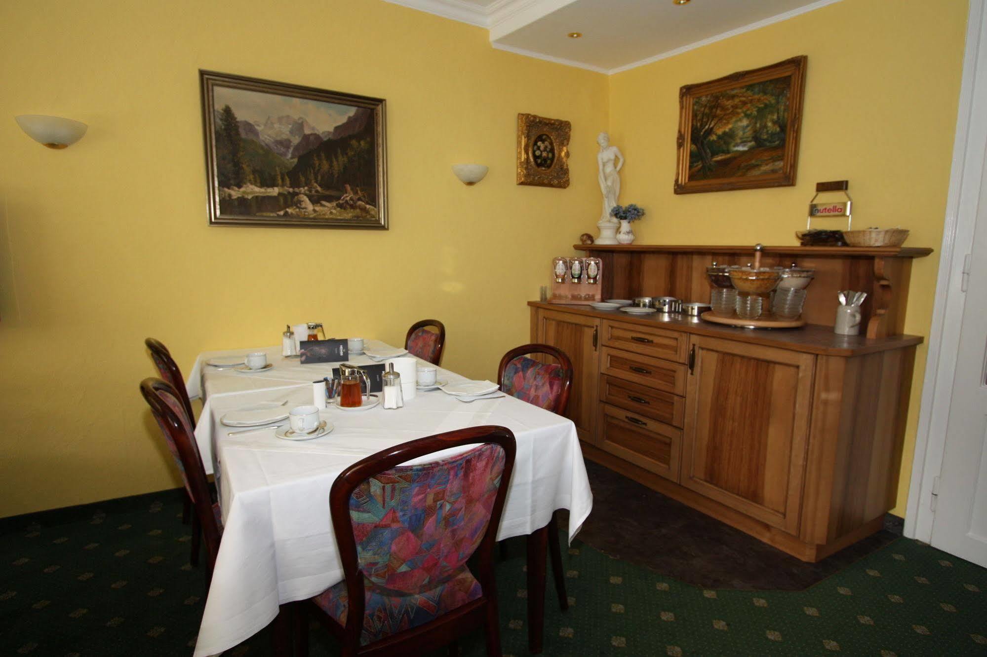 Hotel Garni Almenrausch Und Edelweiss Garmisch-Partenkirchen Bagian luar foto