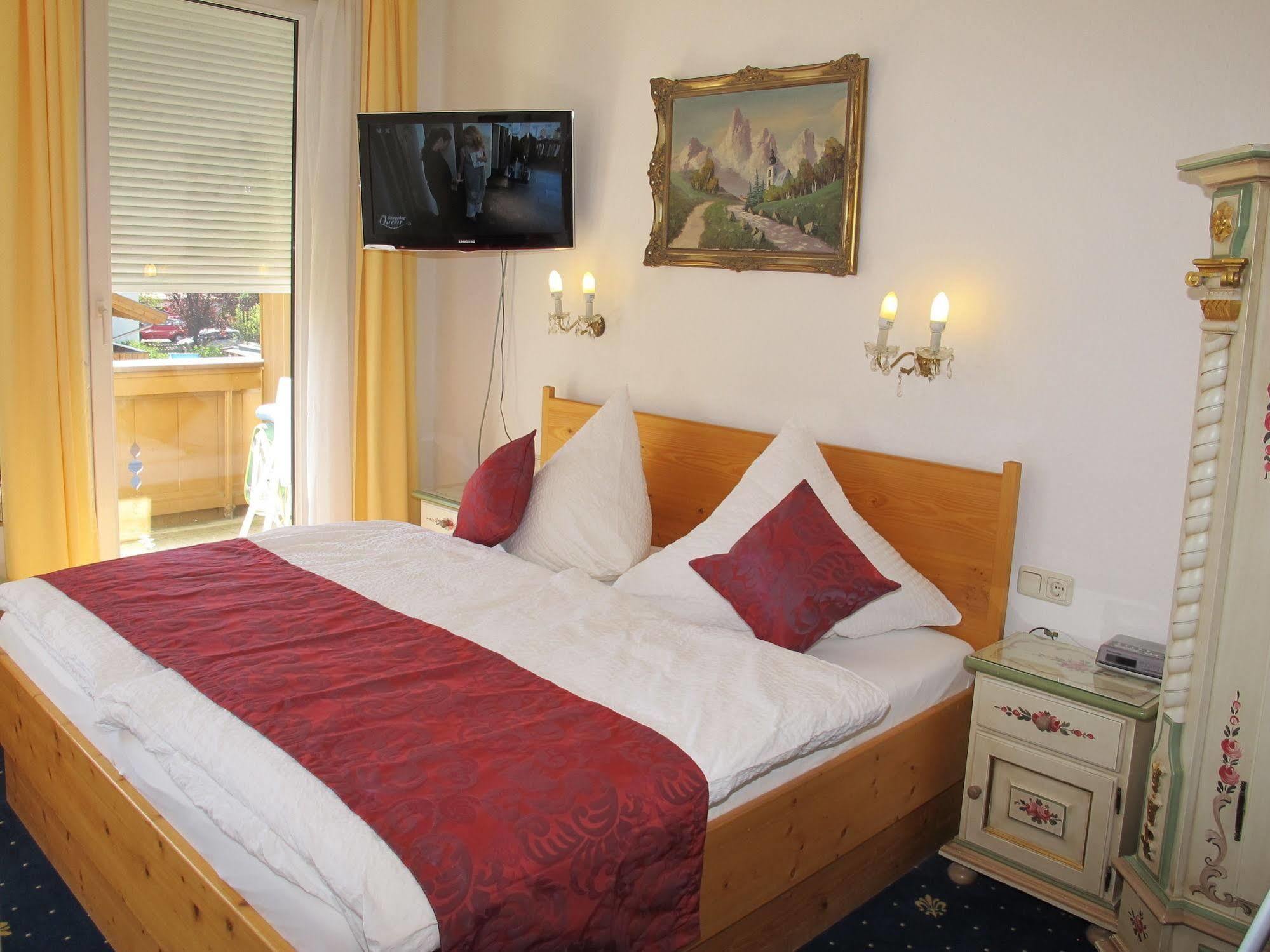 Hotel Garni Almenrausch Und Edelweiss Garmisch-Partenkirchen Bagian luar foto